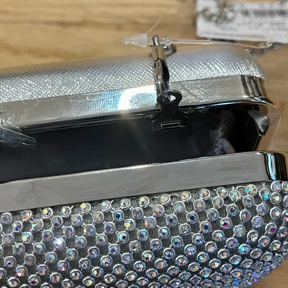 🌟Brand New Purse… Never Used!! 🤍Can Be Used As a Clutch Or With A Strap - Picture 7 of 7
